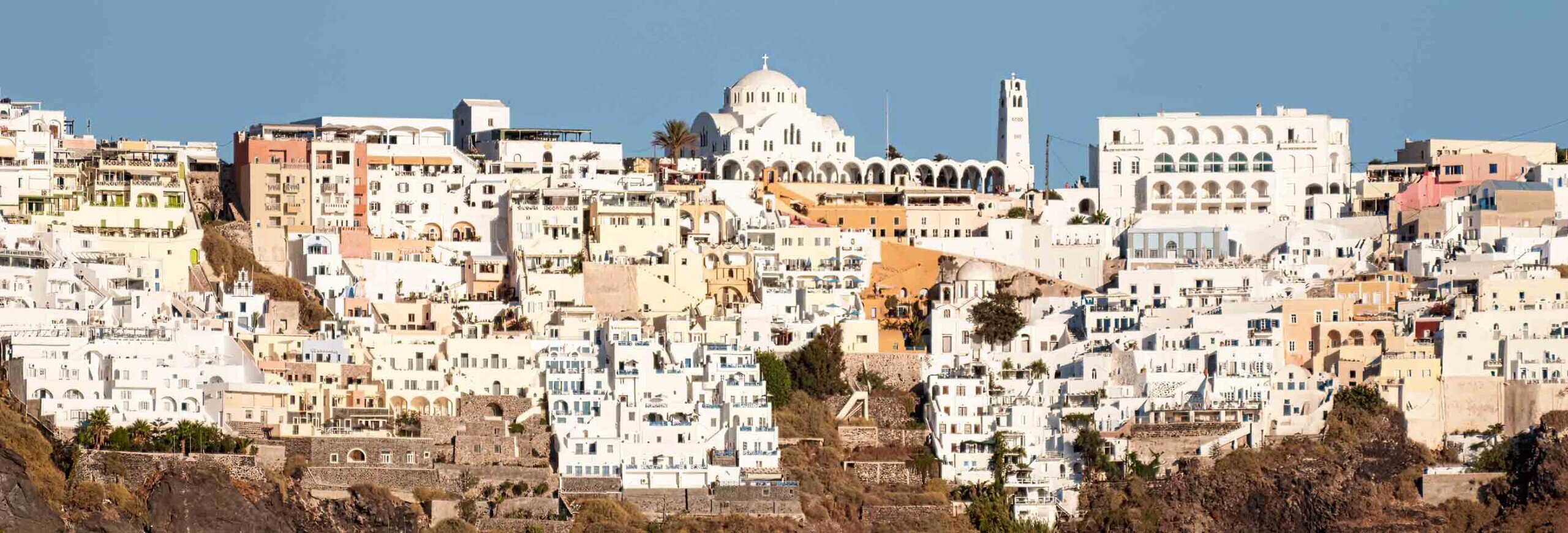 L'isola greca di Santorini con le sue caratteristiche case bianche, vista dal mare.