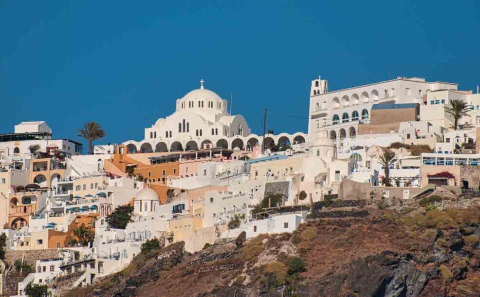 Il villaggio di Firà visto dal mare con in cima la cattedrale ortodossa della Presentazione di Cristo.