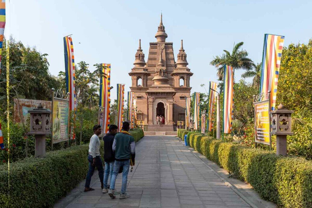 Il tempio Mulgandha kuti Vihar di Sarnath Visitatori che si muovono lungo un sentiero davanti al tempio Mulgandha Kuti Vihar, situato a Sarnath.
