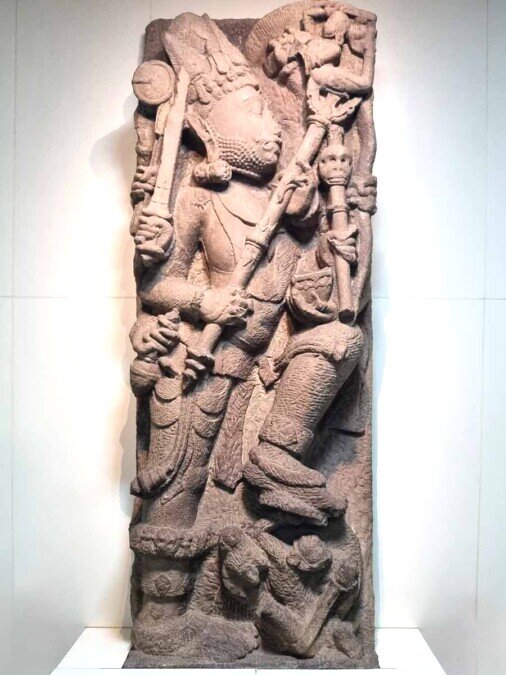 Scultura di Shiva che uccide un demone Una tavola con scolpita la figura della dea Shiva che uccide un demone.