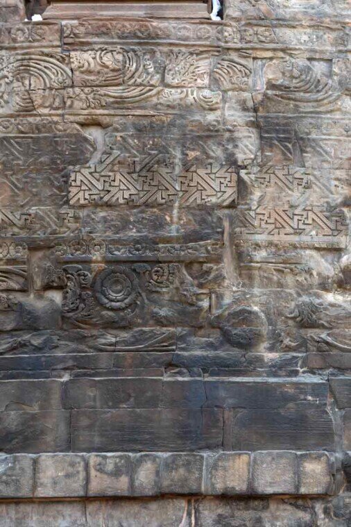 Particolare delle incisioni dello stupa di Dhamekh Le incisioni dello stupa di Dhamekh con intricati motivi floreali, rosette, e tralci stilizzati.