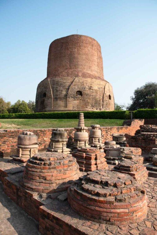 Lo stupa di Dhamekh Resti degli scavi del sito archeologico e sullo sfondo lo stupa di Dhamekh.