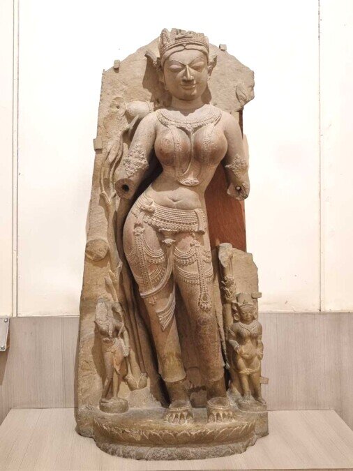 Statua di Tara divinità femminile Statua in pietra di Tara come un buddha al femminile.