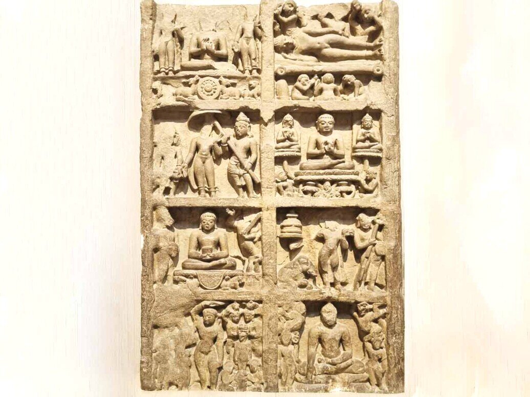 La tavola degli otto luoghi principali del Buddha Una tavola in pietra a forma rettangolare divisa in otto sezioni contenente ciascuna figure del Buddha in otto luoghi del suo percorso spirituale.