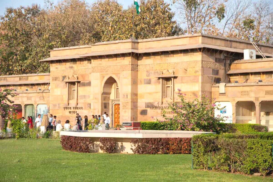 Museo Archeologico di Sarnath Una fontana e un edificio squadrato con l'ingresso al museo archeologico di Sarnath.