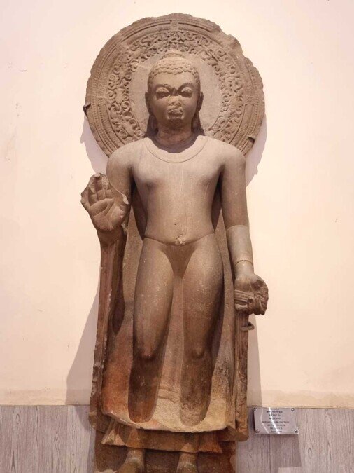 Statua di Buddha Statua in pietra di Buddha con la mano protesa in avanti in segno di rassicurazione, situata nel museo di Sarnath.