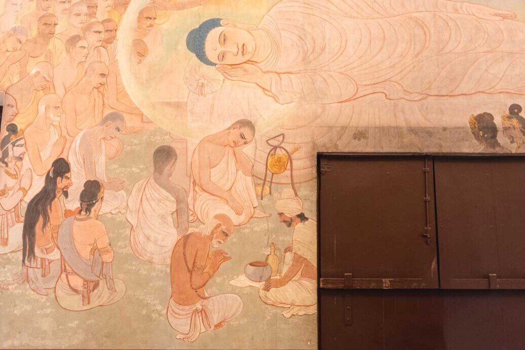 Affresco nel Mulgandha Kuti Vihar <br />Affresco con la scena della morte di Buddha a Kushinagar. È sdraiato e davanti a lui ci sono i discepoli in lutto.