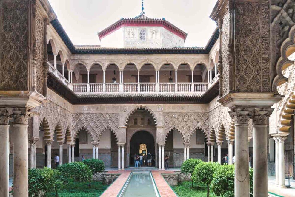 Patio de las doncellas Patio de las doncellas con ampio cortile e stretta piscina per le abluzioni
