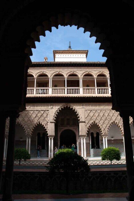 Patio de las donzellas Alcazar, patio visto dall'interno di un'arcata