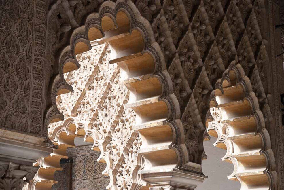 Particolare delle arcate sotto il portico del Patio de las Doncellas. Dettagli interni delle arcate elaborate nel Patio de las Doncellas.