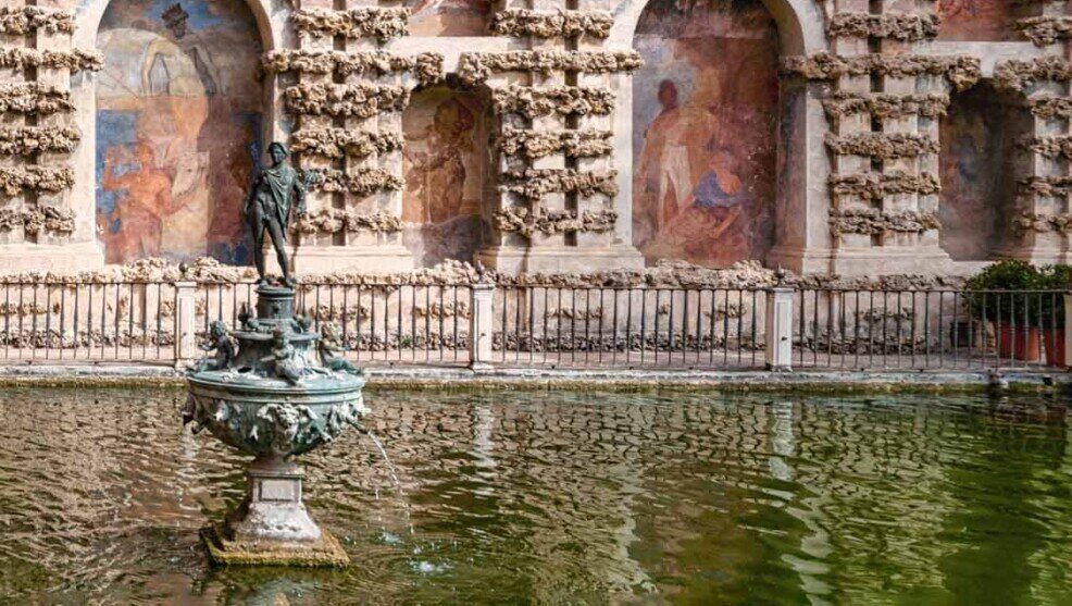 Lo stagno di Mercurio Laghetto con alcentro la statua di Mercurio.