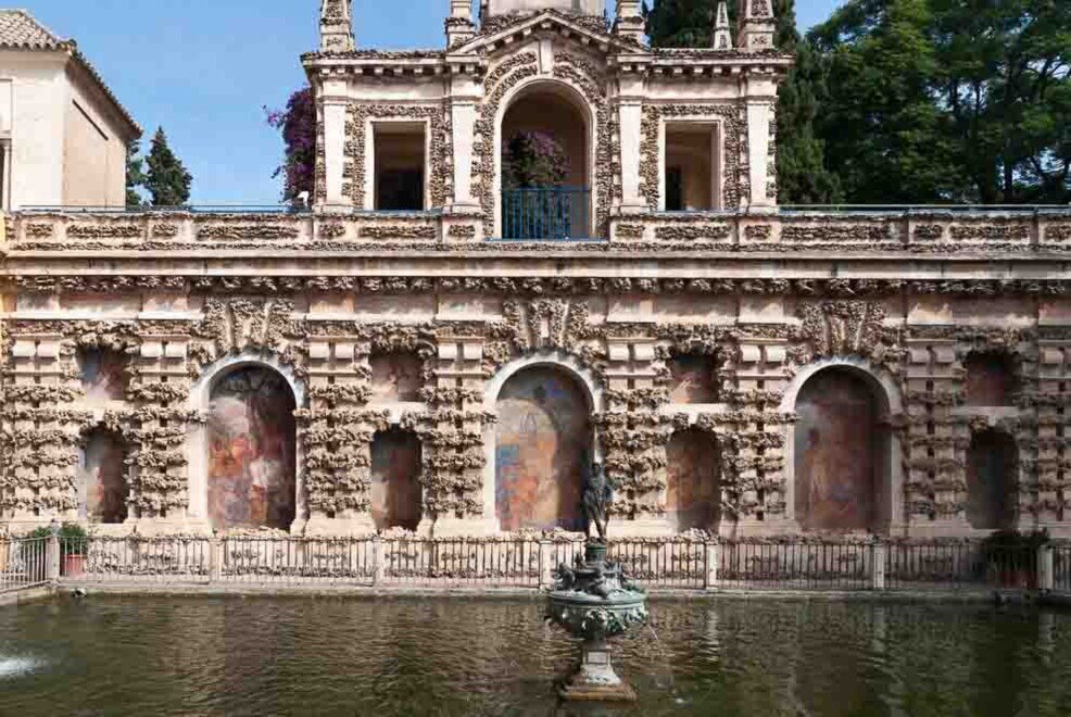 Lago artificiale nei giardini dell'Alcazar di Siviglia Un lago artificiale con fontana centrale sormontata da una statua.