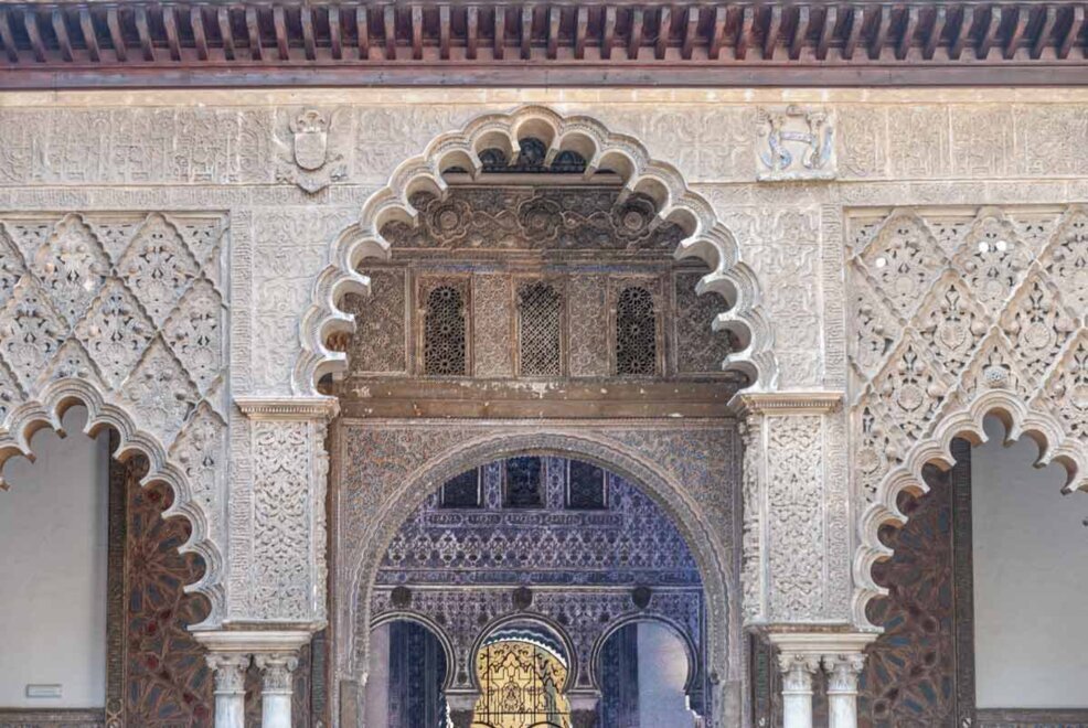 Arcate islamiche e capitelli gotici Archi elaborati, finestroni e capitelli gotici al Patio de las doncellas.