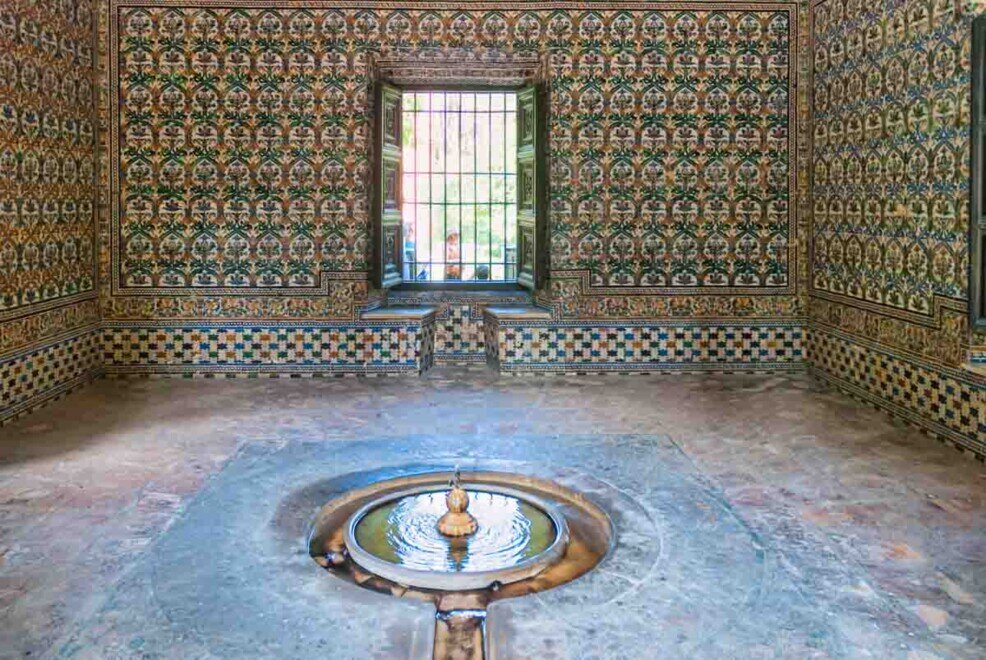 L'interno del piccolo Padiglione di Carlo V Splendido padiglione con piastrelle colorate sulle pareti e sul pavimento.