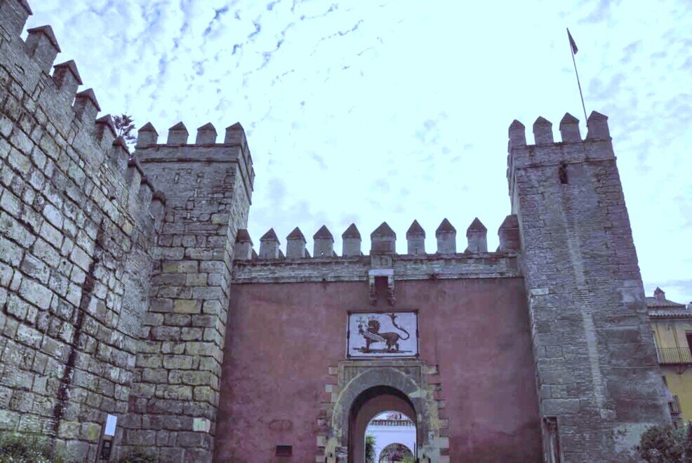 La Puerta del Leòn, l'entrata all'Alcàzar L’entrata principale al Real Alcàzar di Siviglia, un muro molto alto con il simbolo del leone in stile gotico sulla parete del complesso.