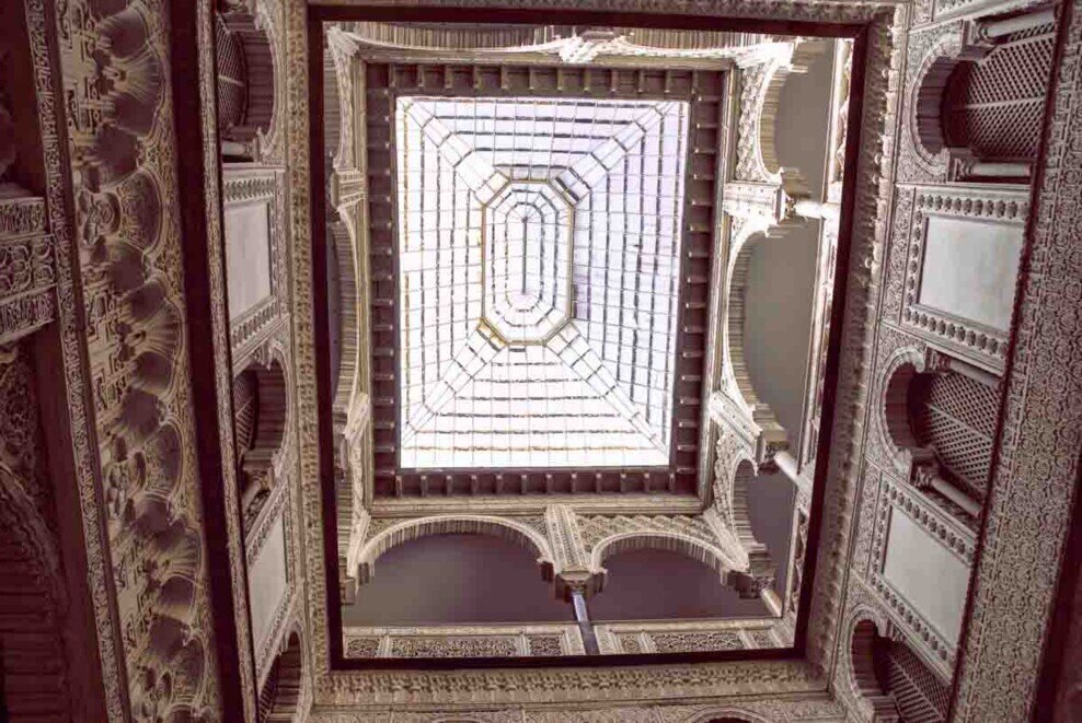 Soffitto di vetro neo-rinascimentale e archi moreschi all'Alcazar Soffitto di vetro e archi moreschi nel Cortile delle Bambole.