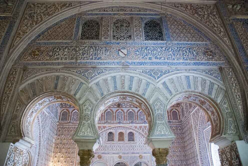 Alcazar Sala degli Ambasciatori Sala degli Ambasciatori.dell'Alcazar, entrando nella sala vi sono archi decorati con intagli dorati e motivi geometrici.