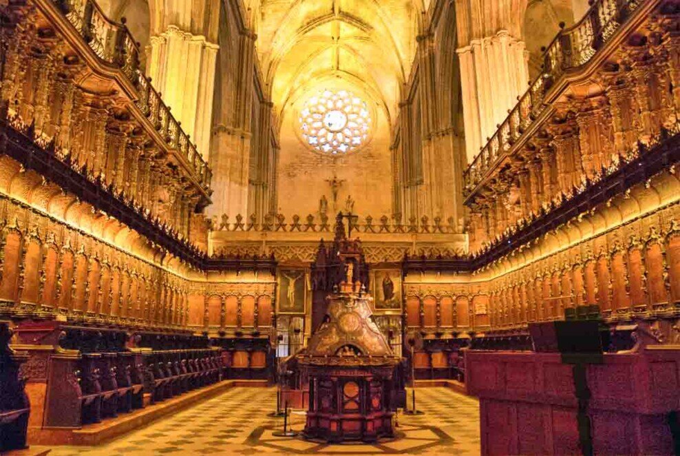 Cattedrale: il coro, fiancheggiato da grandi organi. Il coro della Cattedrale di Siviglia fiancheggiato da grandi organi.