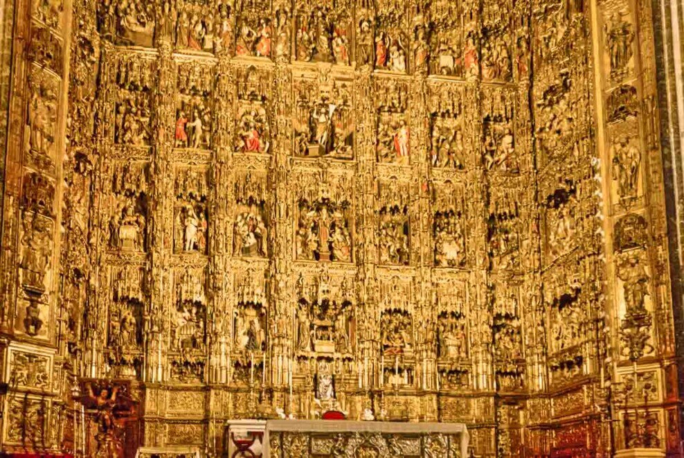Cattedrale: retablo della Cappella Maggiore Un grande retablo intricato da incisioni e completamente rivestito d'oro.