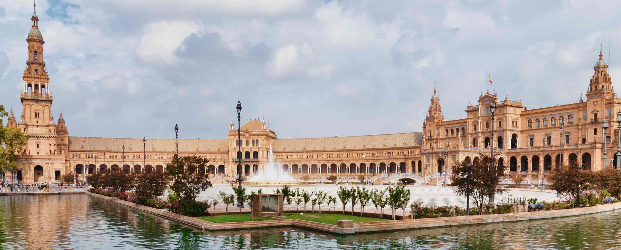 Piazza di Spagna di Siviglia circondata da palazzi dall'architettura neo-moresca