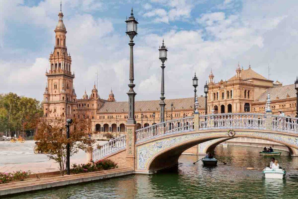Plaza de España di Siviglia Un ponte sovrasta un piccolo corso navigabile nella La Plaza de España di Siviglia con stili architettonici neo-moreschi