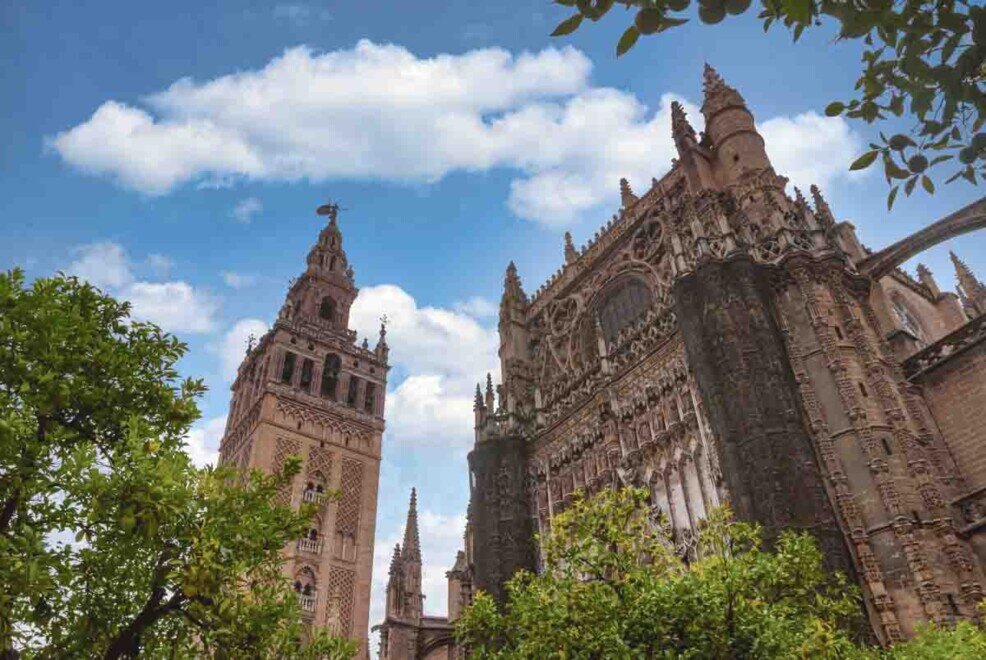 La grande torre (alta 97,5 m) magnificamente scolpita e che prima era il minareto della Grande Moschea, prima che diventasse cattedrale cattolica.