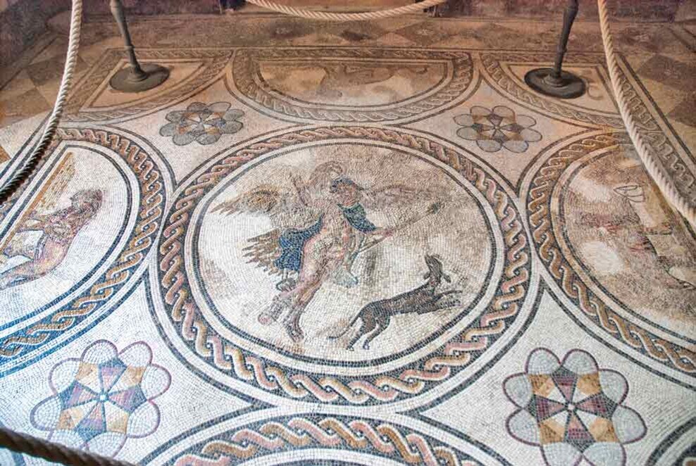 Il Mosaico di Ganimede sul pavimento della Casa della Contessa Lebrijia Un pavimento con splendidi e colorati mosaici nella casa mdella contessa lebrijia.