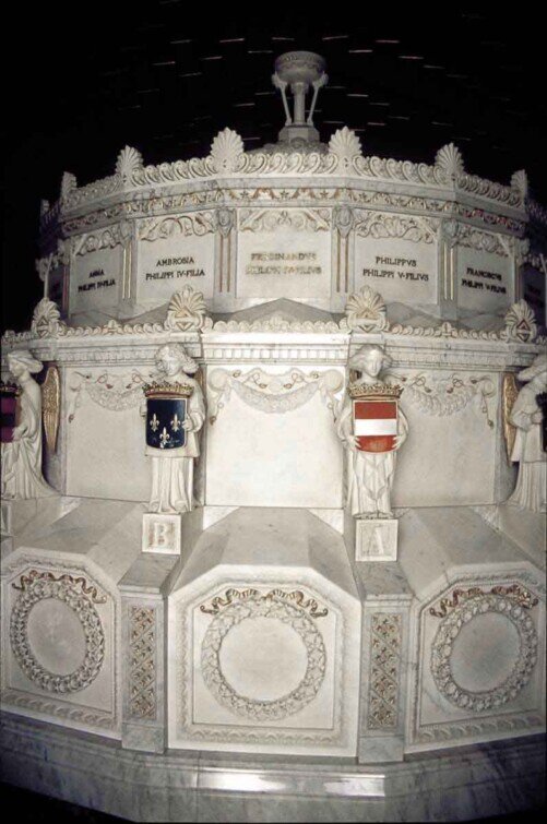 Mausoleo poligonale in marmo bianco estremamente decorato nella sesta camera del Panteon.