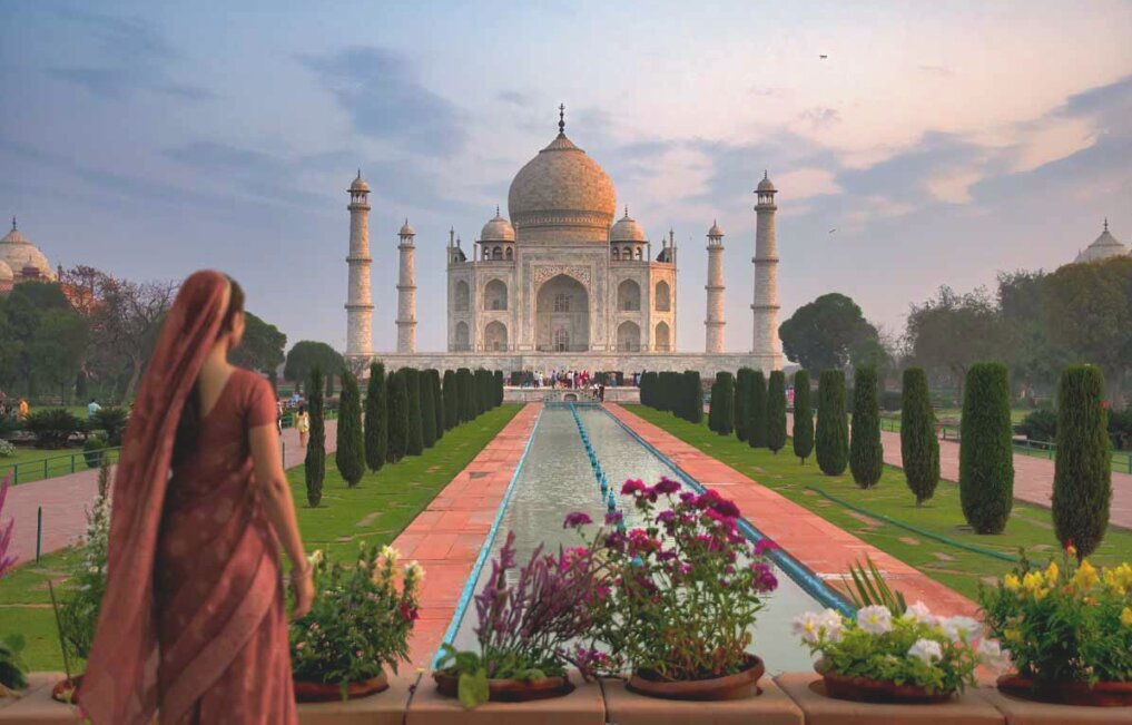 Un gigantesco mausoleo in marmo bianco con grossa cupola al centro e quattro torri laterali con di fronte una lunga piscina rettangolare attorniato da un immenso giardino.