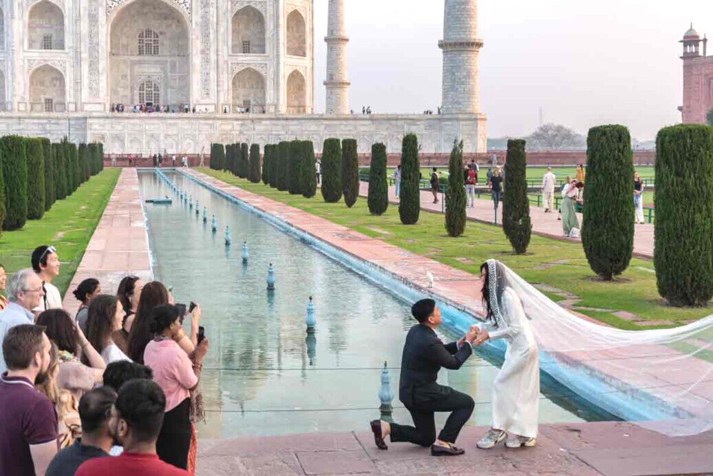 Vista del Taj Mahal ad Agra, India, famoso mausoleo in marmo bianco, considerato un capolavoro architettonico.