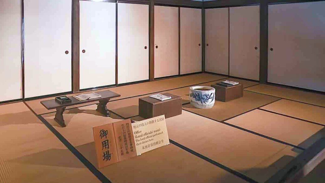Takayama-jinya sala amministrativa Sala del Takayama-jinya molto spartana praticamente vuota dove i funzionari provinciali si occupavano della gestione delle montagne e delle foreste
