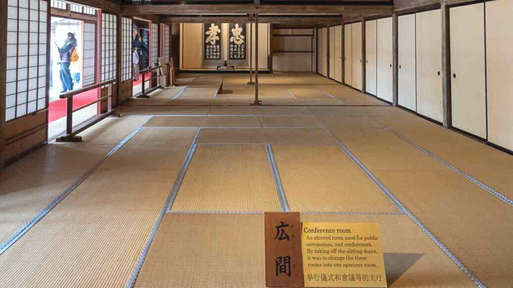 Takayama-jinya sala per gli eventi del governatore Questa è la stanza più grande di Takayama Jinya con pavimento in tatami nessun arredo pareti in legno spesso scorrevoli utili per cambiare gli ambienti