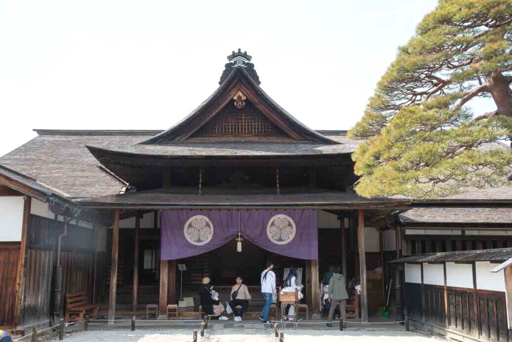 Takayama-jinya, l'edificio storico Takayama-jinya, l'edificio storico caratterizzato da da una grande tenda viola con lo stemma Tokugawa