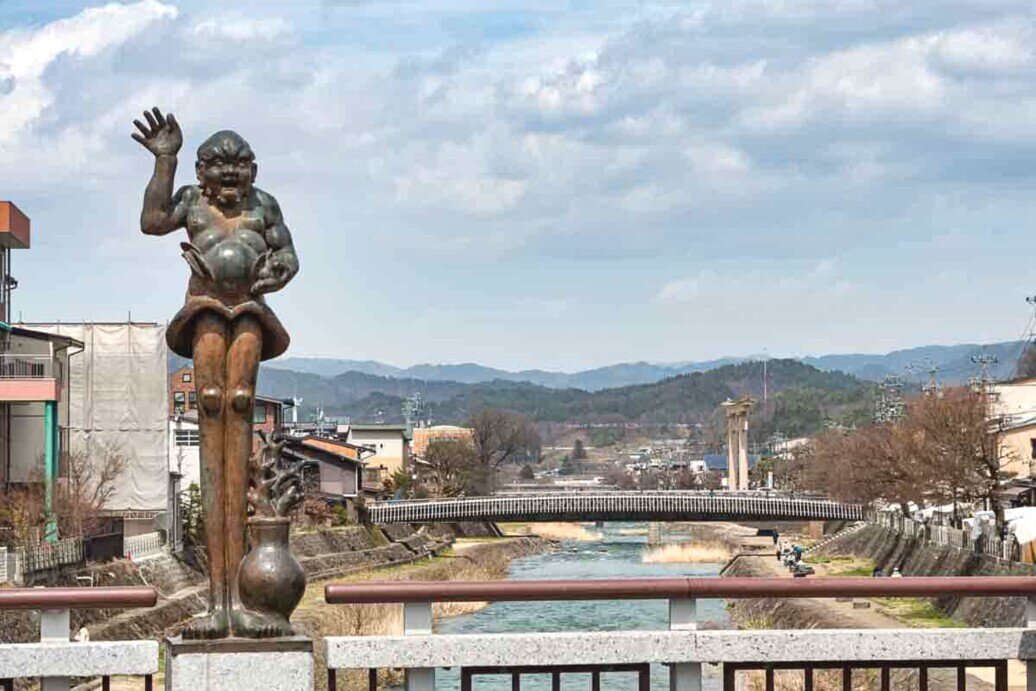 Takayama il fiume Miya-gawa Statua allegorica sul ponte attraversato dal fiume Miya-gawa di Takayama