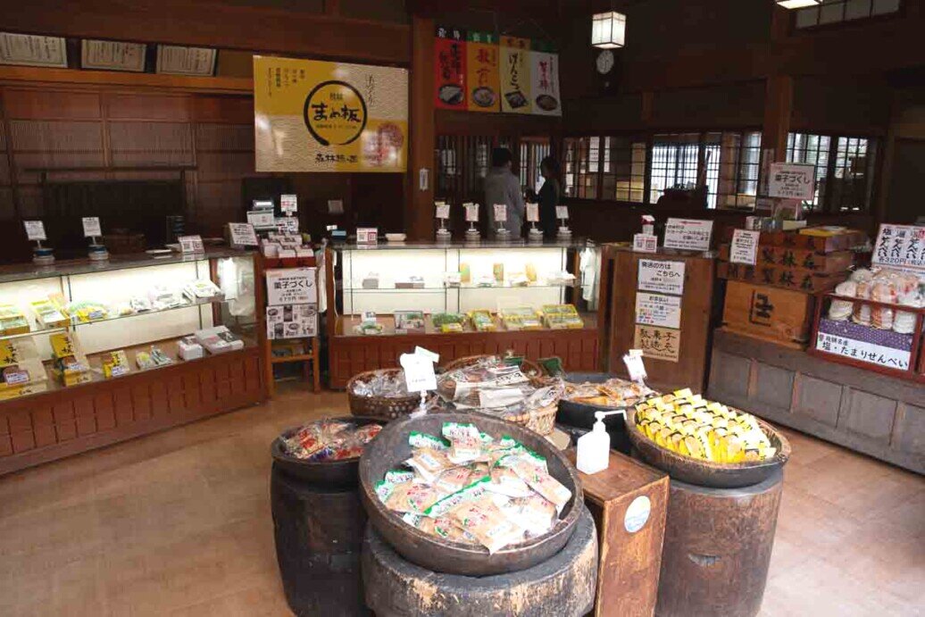 Takayama negozio di alimentari Negozio di alimentari in un antico locale di Takayama
