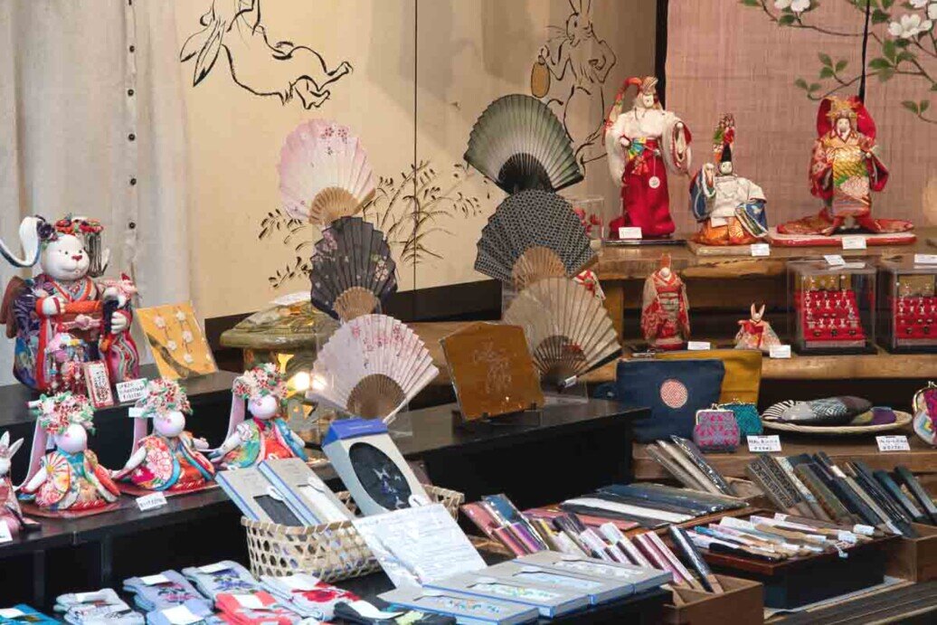 Negozio di ventagli e bamboline a Takayama Negozio di Takayama con souvenir per turisti