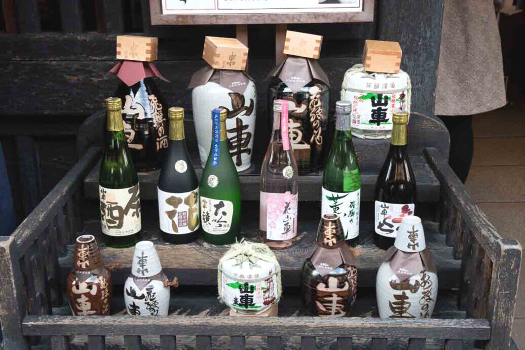 Museo dell'artigianato popolare di Kusakabe-Takayama Bottiglie di sake all'ingresso del Museo dell'artigianato popolare di Kusakabe a Takayama