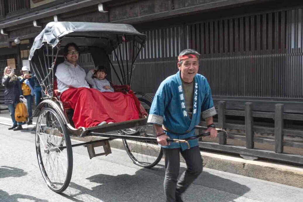 Riscio giapponese a Takayama Riscio giapponese-veicolo adibito per il trasporto delle persone guidati personalmente da un essere umano.