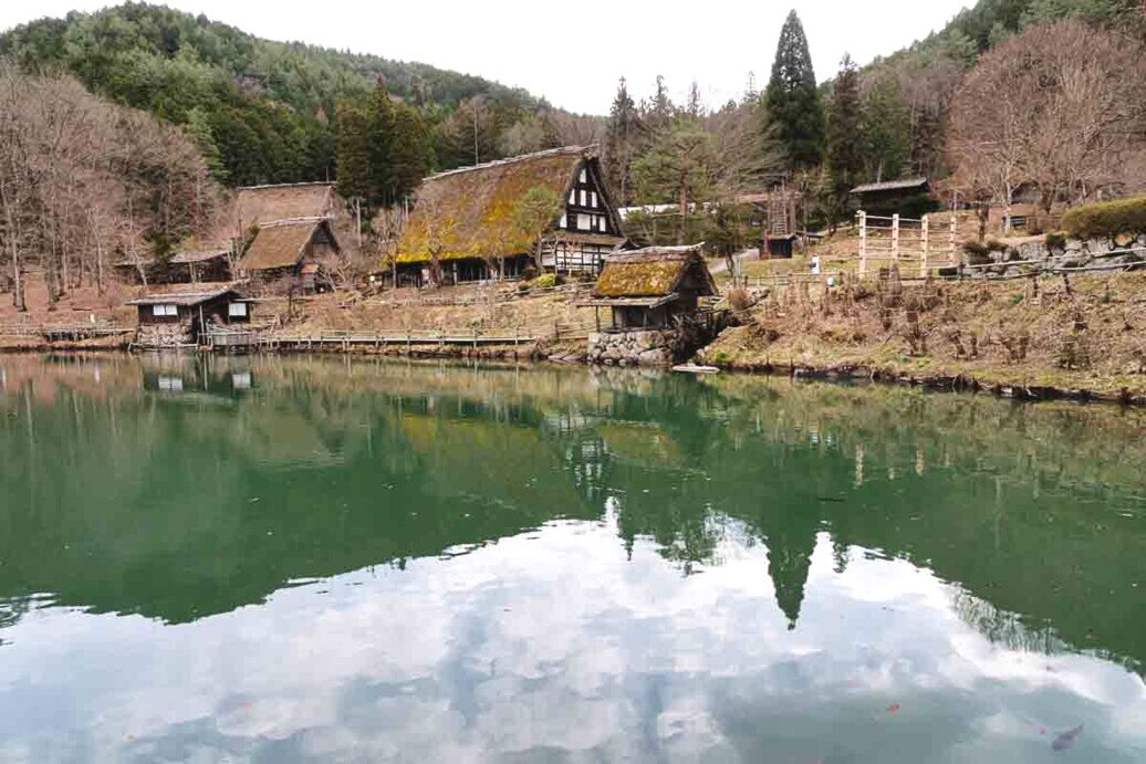 Takayama-Hida Folk Village-lago artificiale Un lago artificiale su cui si specchiano vecchie case rurali di un museo a cielo aperto all'Hida Folk Village di Takayama