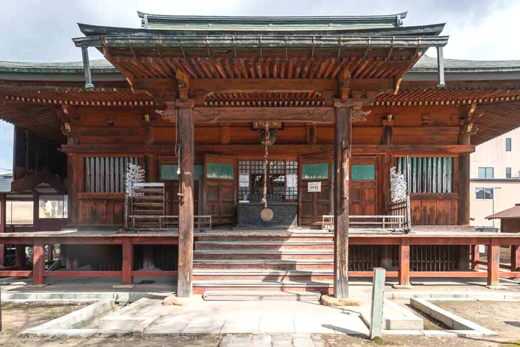 Sala principale Tempio Hida Kokubunji Un edificio di legno con un grande tetto e delle scale. Tempio Hida Kokubunji