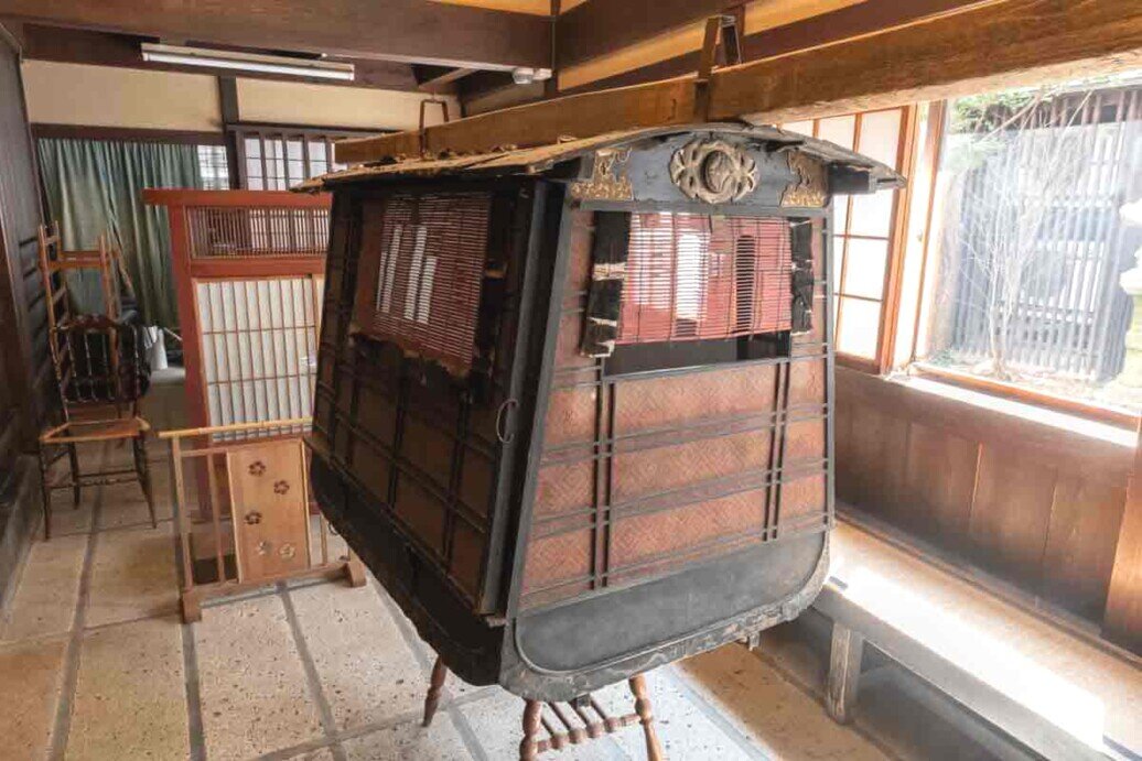 Foto di un Kago giapponese Il kago è un mezzo di trasporto antico giapponese esposto al Museo dell'artigianato popolare di Kusakabe