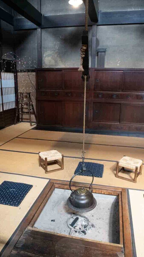 Takayama-Sala con focolare casa Kusakabe Casa Kusakabe sala la famiglia Kusakabe si riuniva a chiaccherare intorno al focolare nelle sere fredde a Takayama