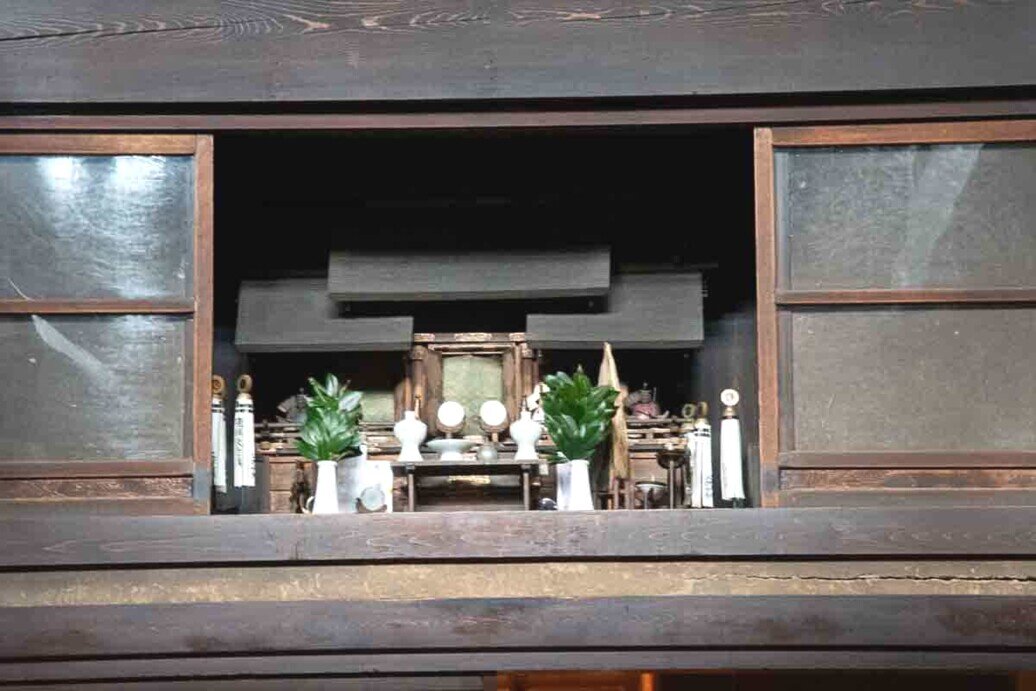Santuario shintoista nella casa kusakabe Nella casa dei Kusakabe a Takamaya c'è un piccolo santuario shintoista nascosto sul piano rialzato