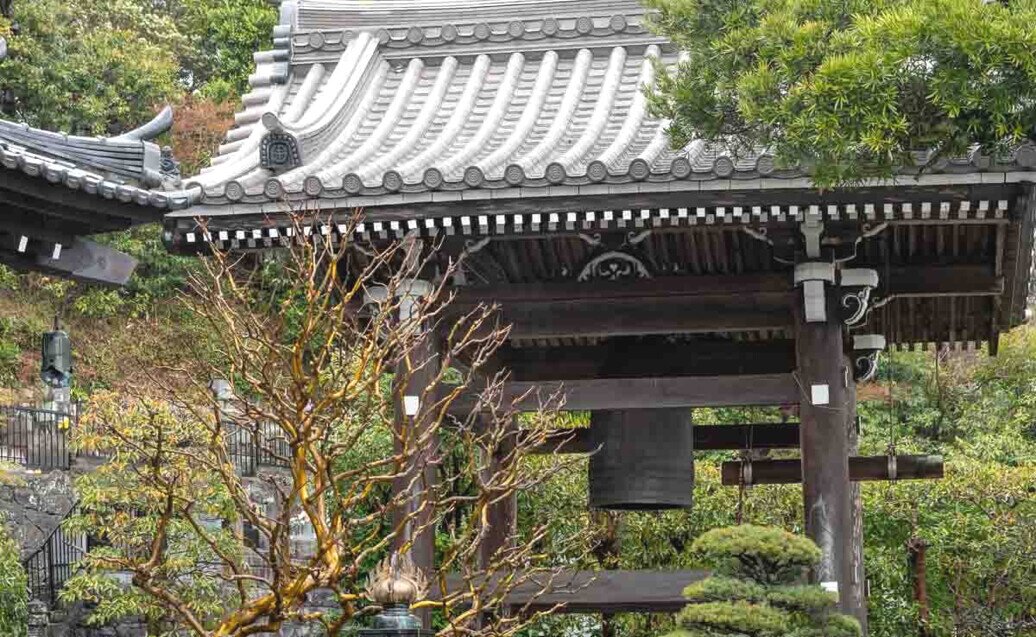 Sotto una tettoia spiovente in legno c'è una gigantesca campana che viene suonata per alleviare le sofferenze dell'umanità.