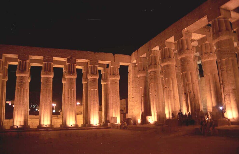 Foto notturna delle colonne illuminate del tempio di Luxor.