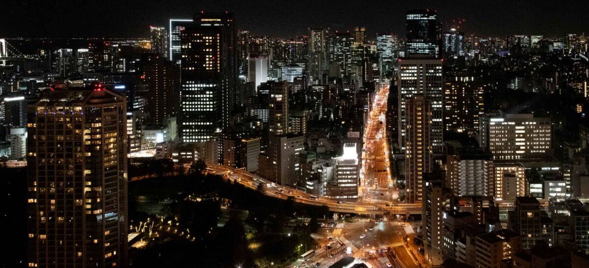 Tokyo panorama notturno Tokyo illuminata di notte con i suoi grattaceli.