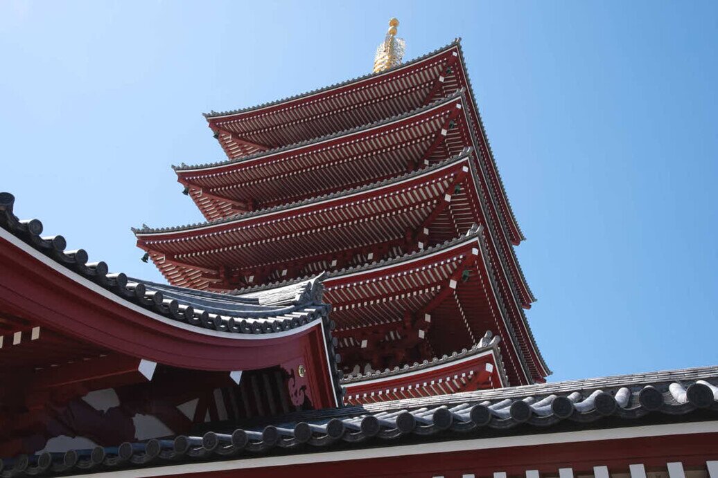 tempio buddista di Sensō-ji Una pagoda rossa di 5 piani nel tempio buddista di Sensō-ji