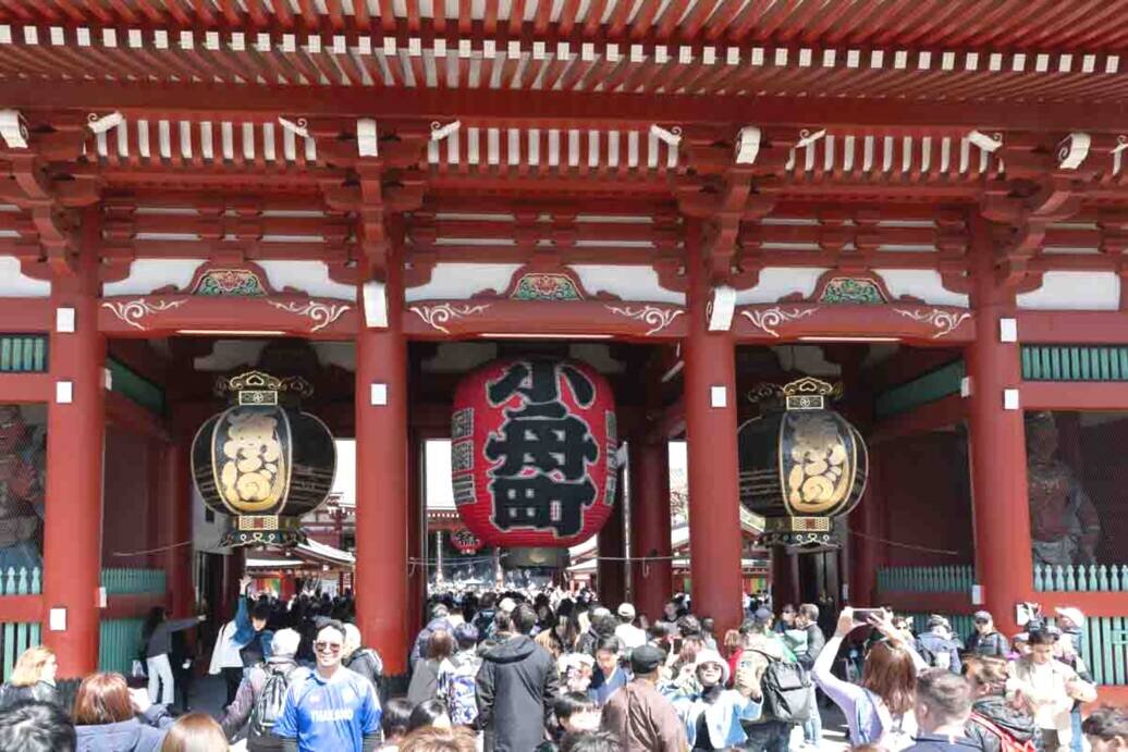 Tempio di Kannon_porta principale Tempio di Senso-ji di Tokyo col favoloso portale rosso con tre lanterne gifganti.