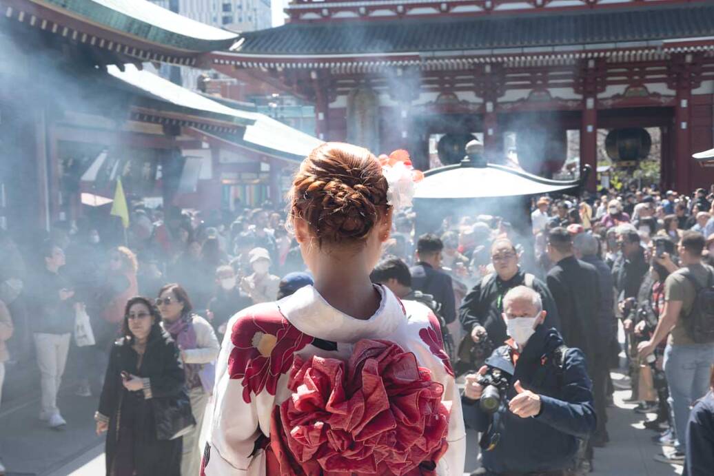 Il piazzale di Sensoji avvolta dal fumo proveniente dal bruciatore di incenso situato di fronte al tempio