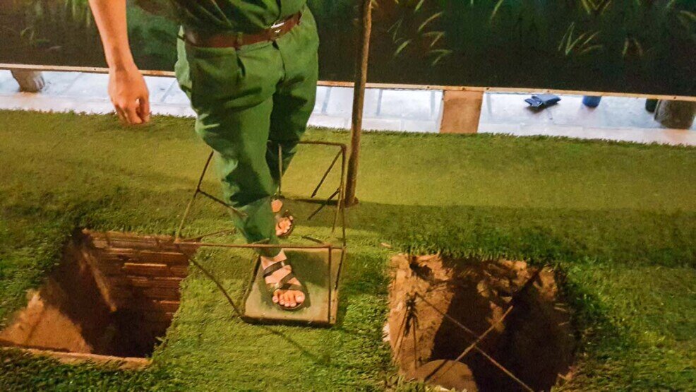 Una trappola inserita in piccole fosse e ricoperta di foglie per bloccare i soldati americani attorno ai tunnel di_Cu Chi_Vietnam.